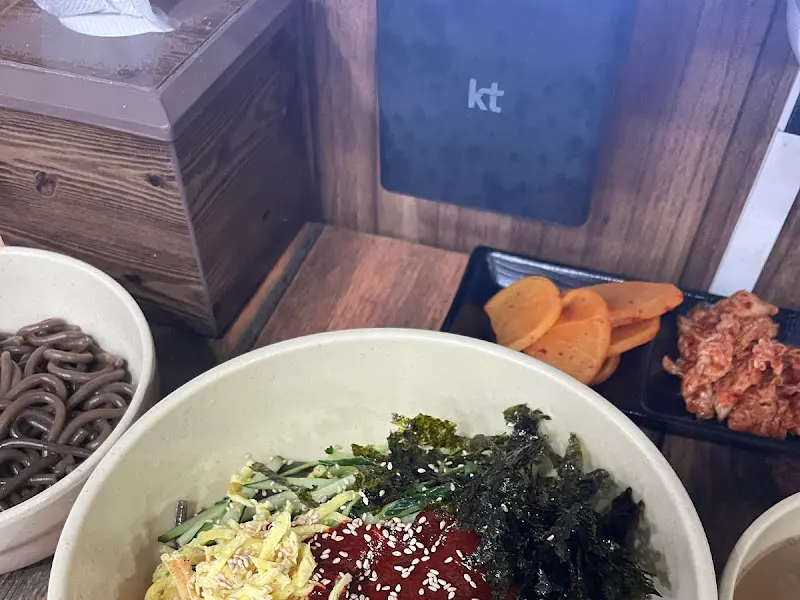 비빔메밀과 김치, 단무지