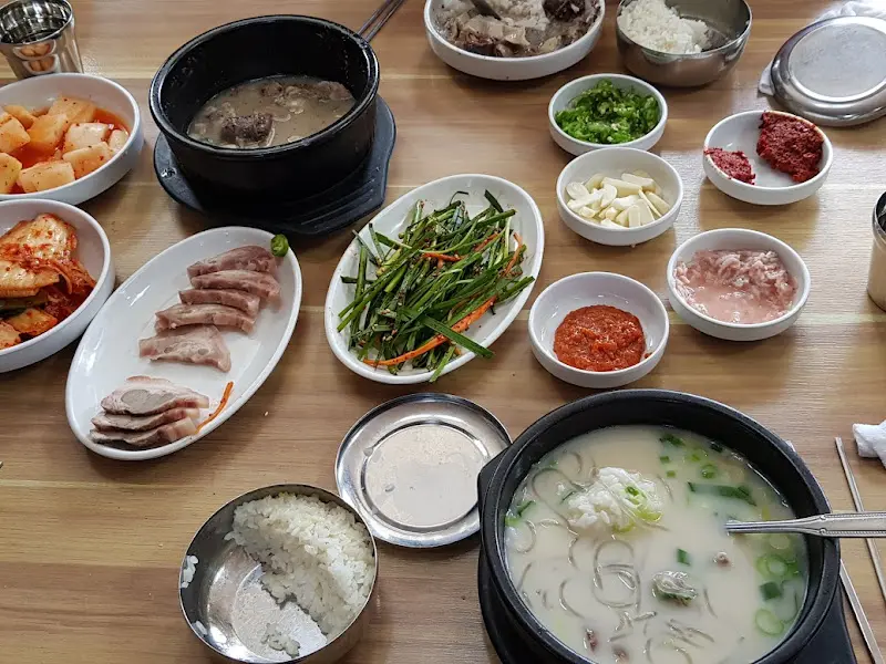 푸짐한 순대국밥 한상차림