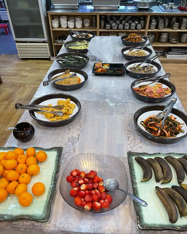 다채로운 뷔페 음식들