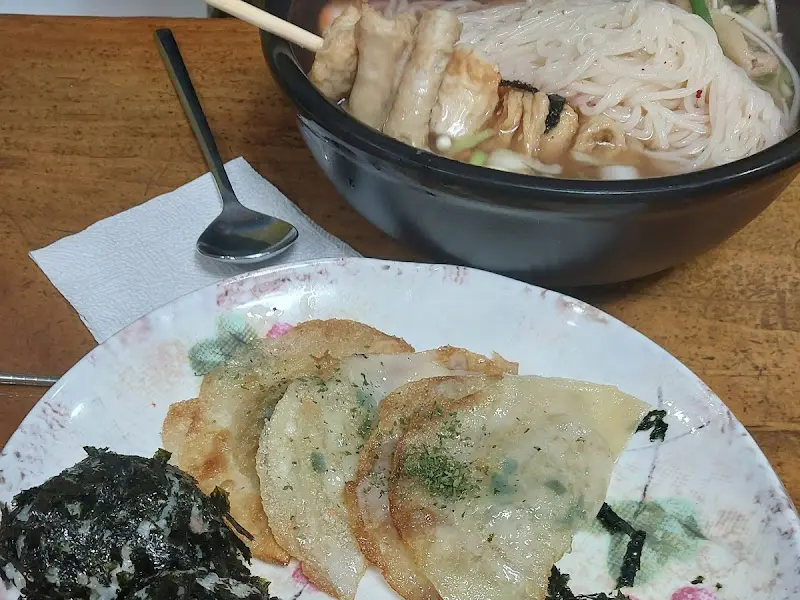 잔치국수와 납작만두의 환상적인 조합