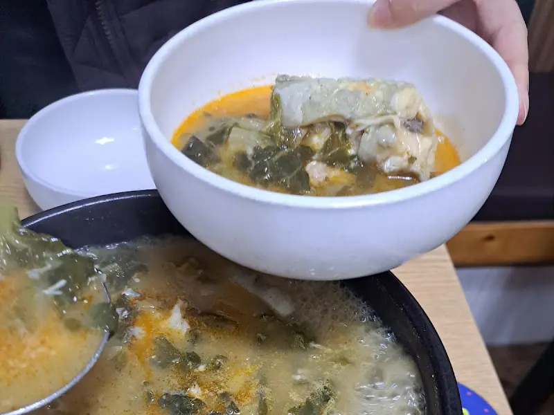 장어탕 퍼담기
