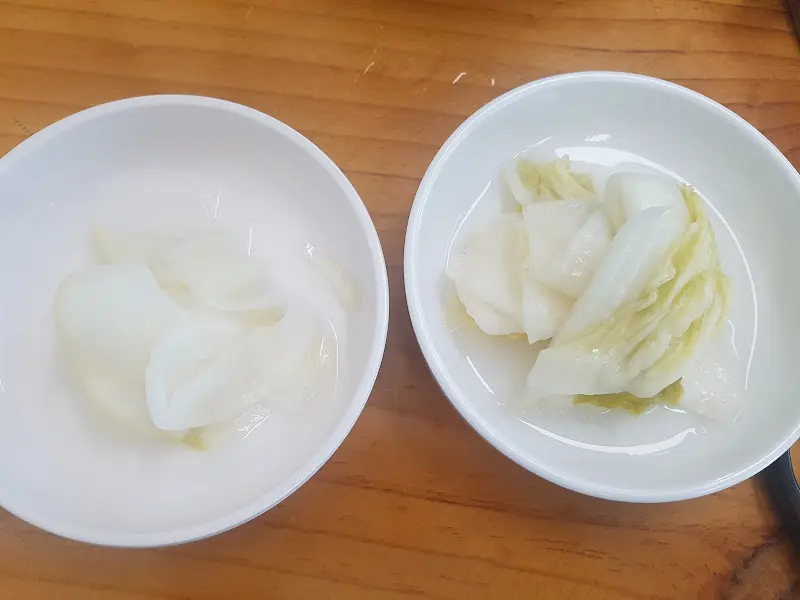 향교막국수 기본찬 (백김치, 절임무)