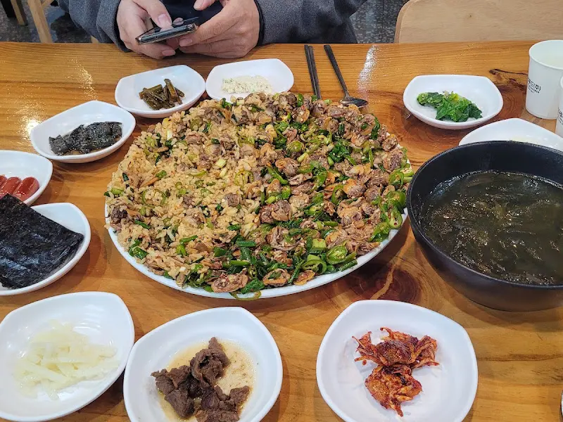 엄지네 포장마차 꼬막 비빔밥 한 상 차림