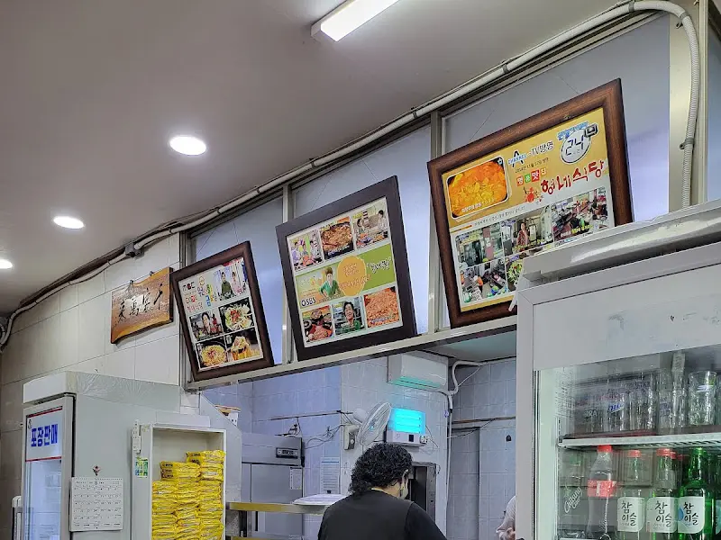 벽에 걸린 메뉴 사진