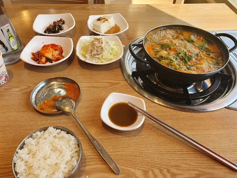 해물찜과 밑반찬 한 상 차림