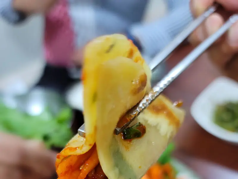 납작만두에 싸먹는 무침회