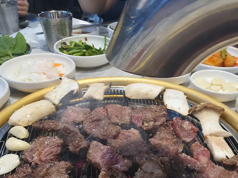 숯불 위에서 구워지는 갈비