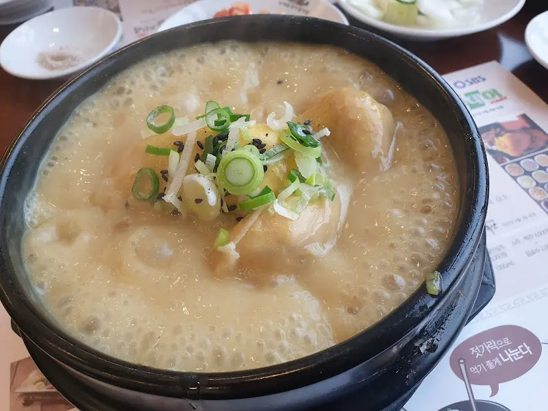 걸쭉한 국물이 인상적인 삼계탕