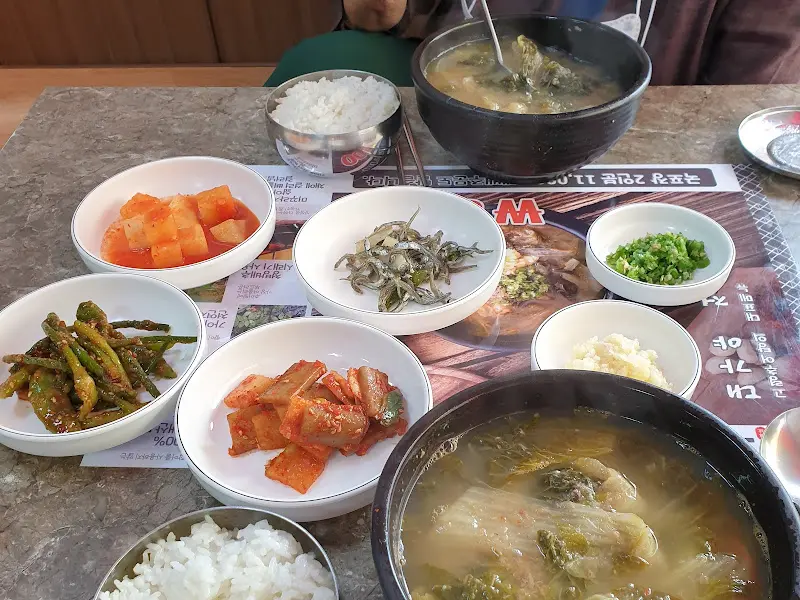 추어탕과 밑반찬 클로즈업