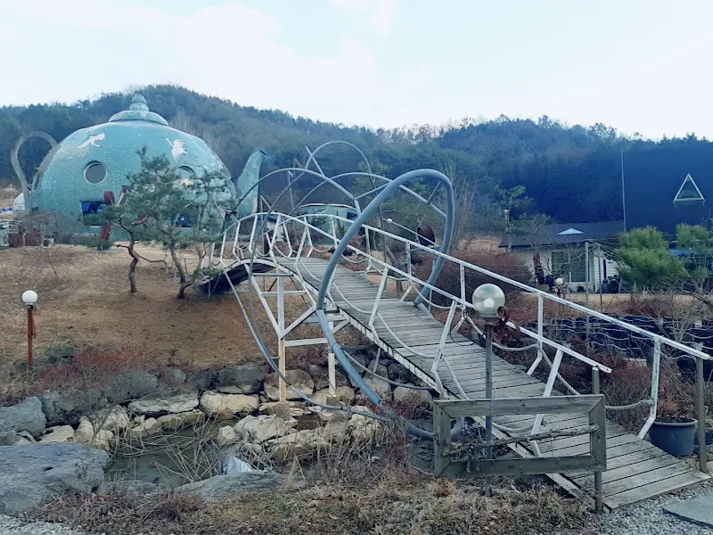 주전자 모양의 카페 외관