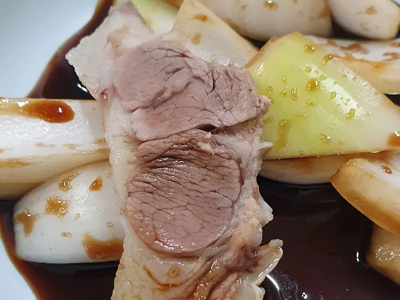 윤기가 자르르 흐르는 수육