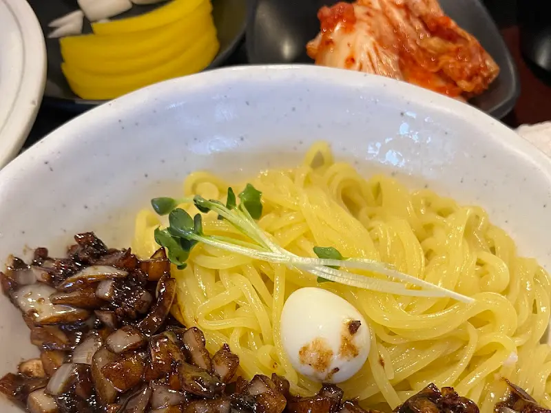 짜장면과 함께 제공되는 기본 반찬