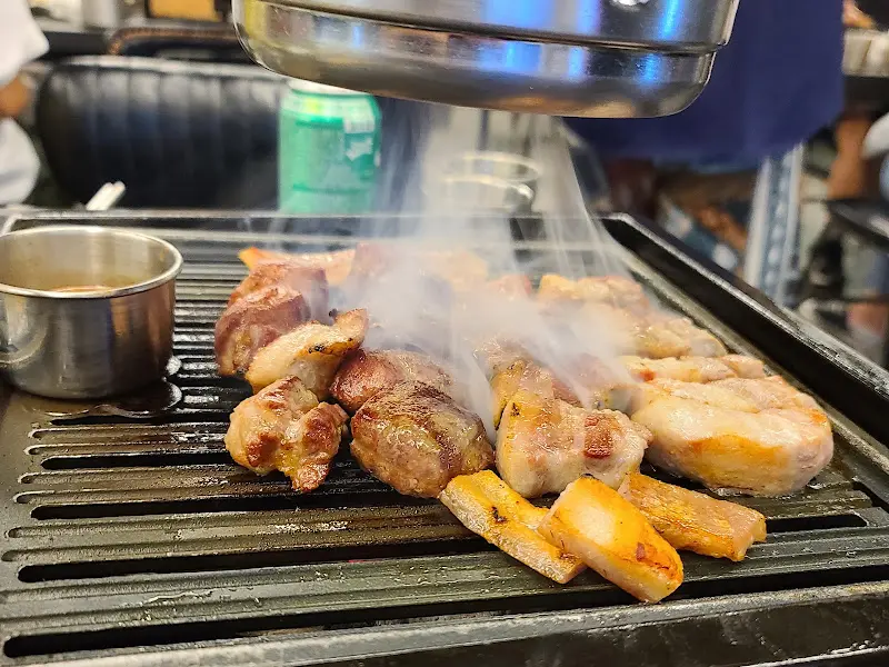 전문가의 손길로 구워지는 흑돼지 근고기