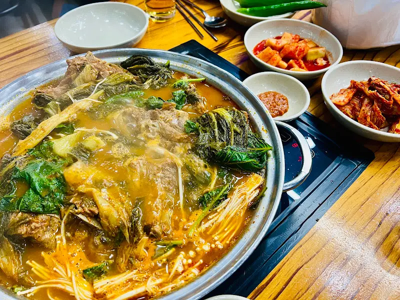 뼈다귀전골과 밑반찬