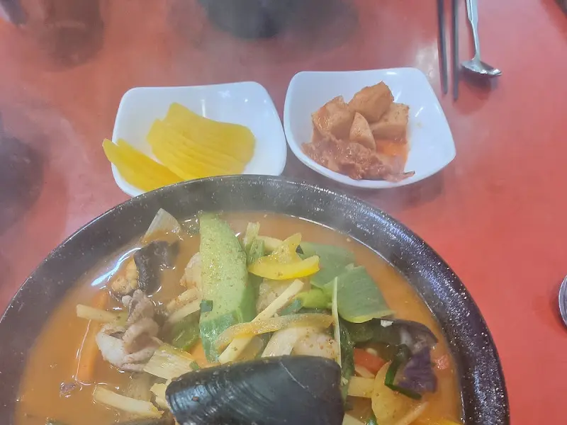 짬뽕밥과 기본 반찬