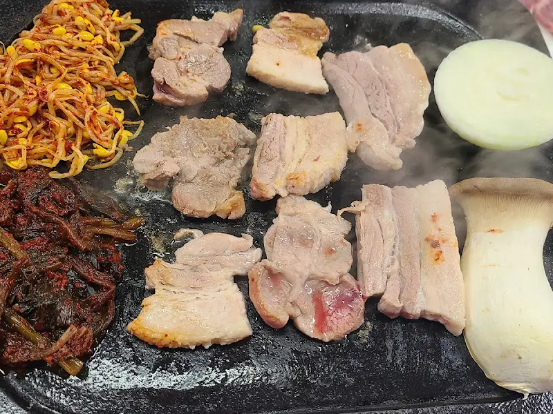 돌판 위에서 구워지는 삼겹살