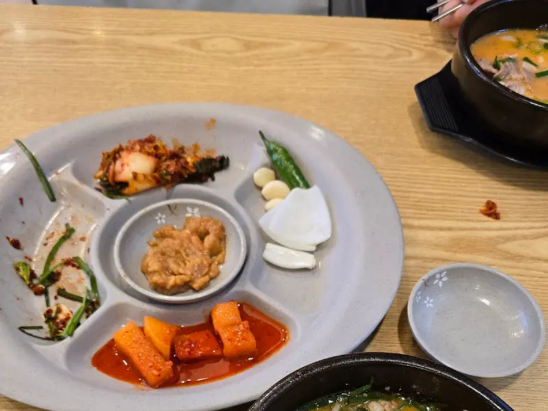 다채로운 맛을 더해주는 기본 찬 구성