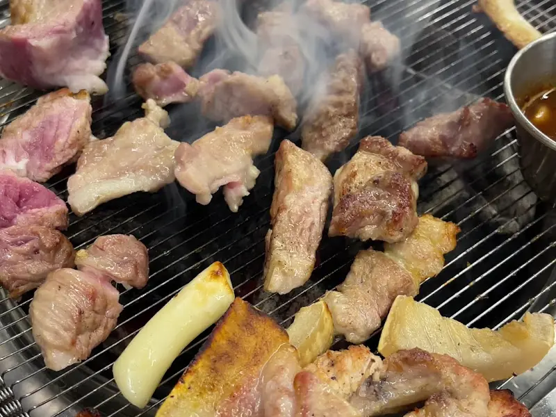 참숯에 구워지는 삼겹살