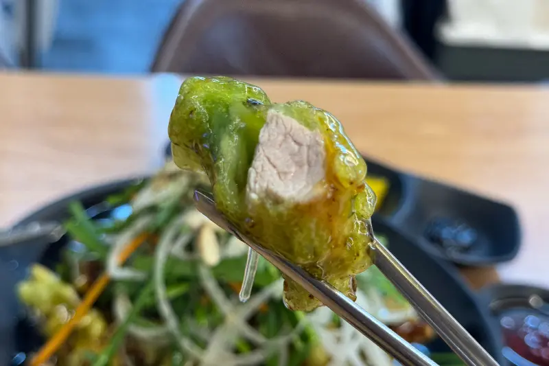 두툼한 돼지고기가 꽉 찬 탕수육