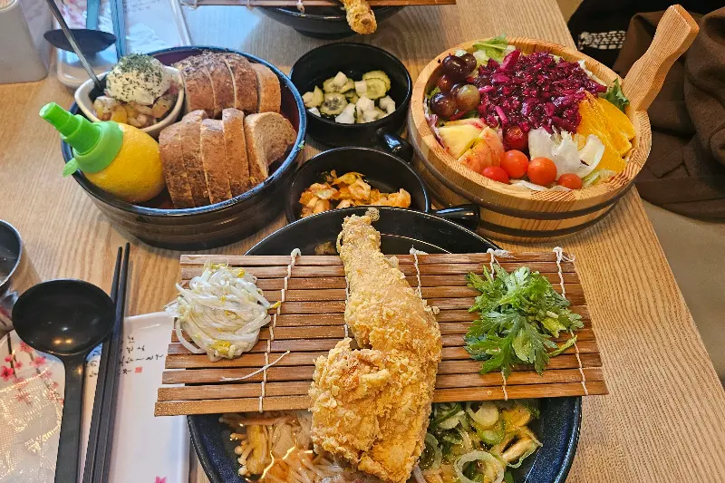 샐러드와 빵, 크림치즈, 토마토 살사 소스