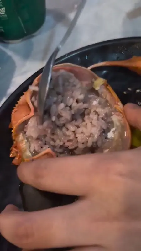 게딱지에 밥 비벼먹는 모습