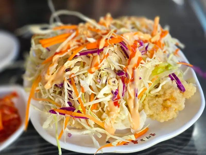 샐러드가 듬뿍 올려진 탕수육