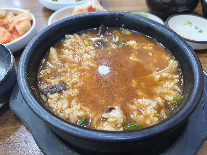 소양선지국에 밥을 말아먹는 모습