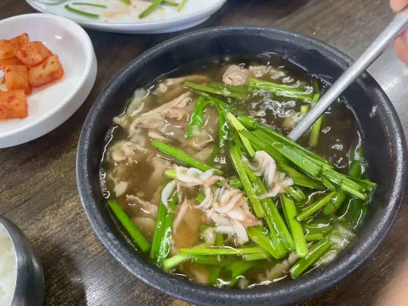맑은 국물의 돼지국밥