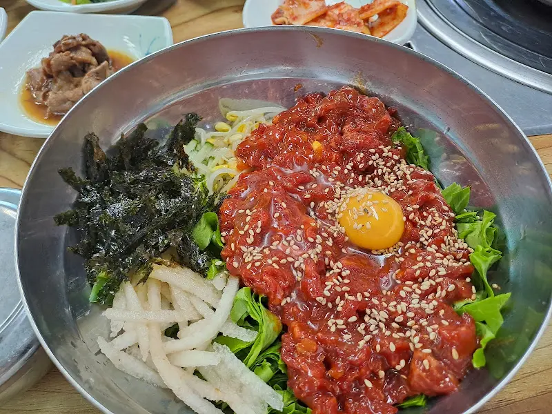 신선한 육회 비빔밥