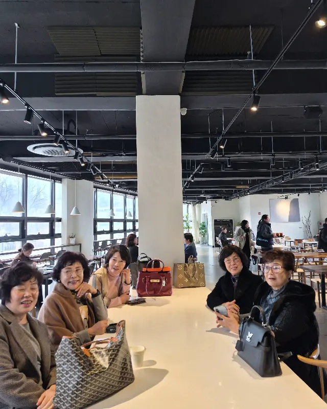 넓은 공간에서 담소를 나누는 사람들