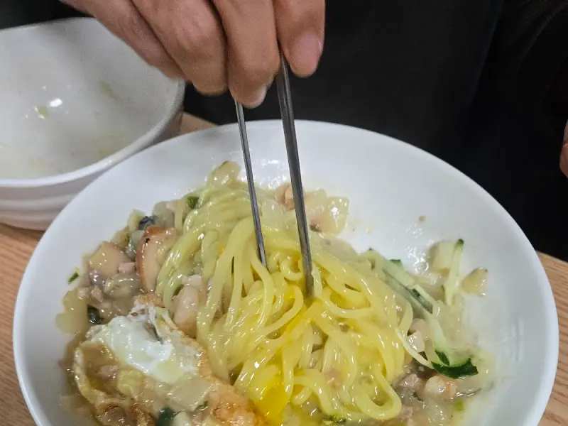 독특한 비주얼과 맛을 자랑하는 복성루 물짜장