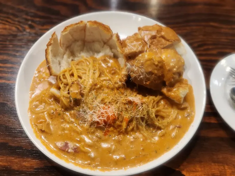 크림 파스타와 빵