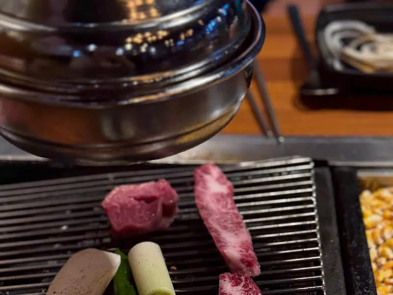 숯불 위에서 익어가는 고기