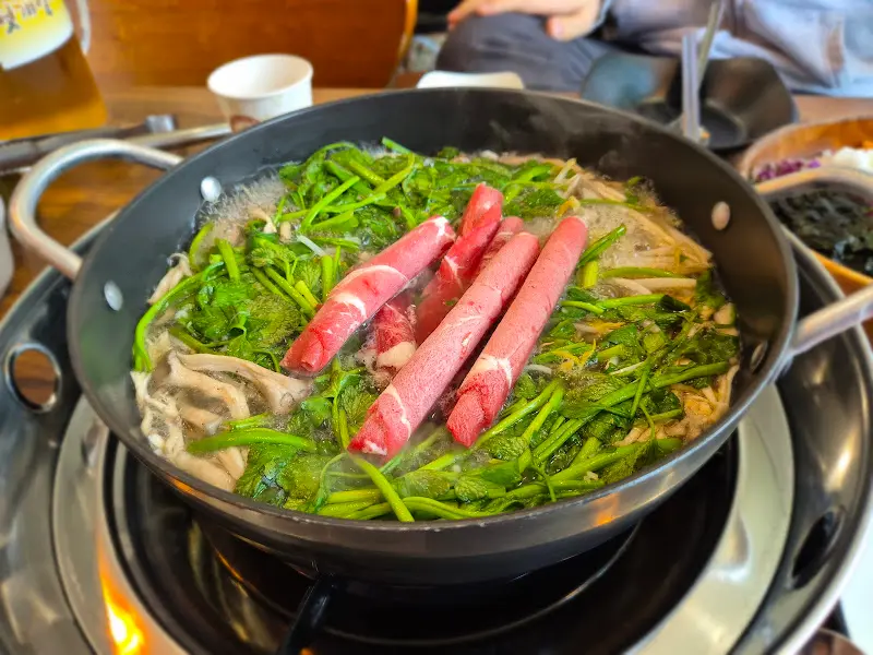 미나리와 고기가 어우러진 샤브샤브