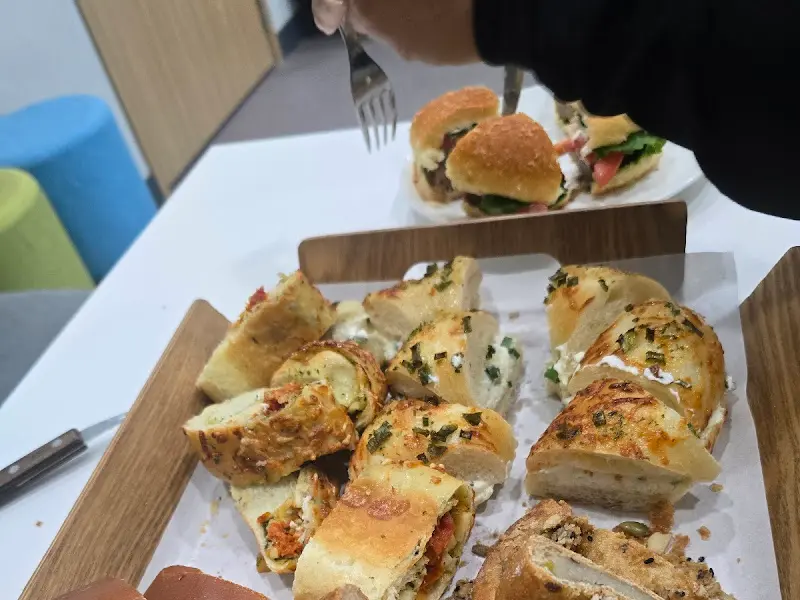 빵을 담고 있는 모습