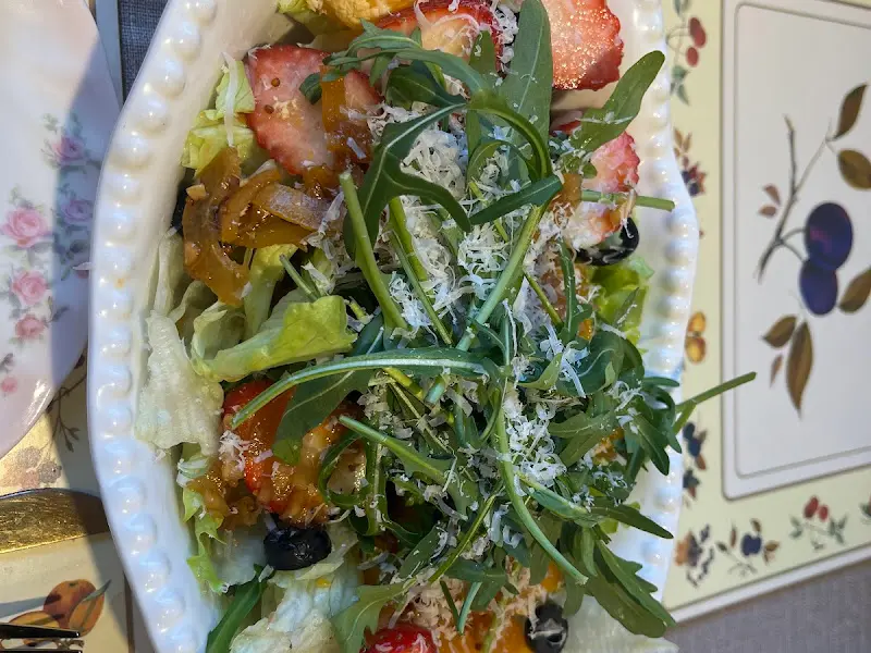 싱싱한 채소와 딸기가 듬뿍 올려진 샐러드