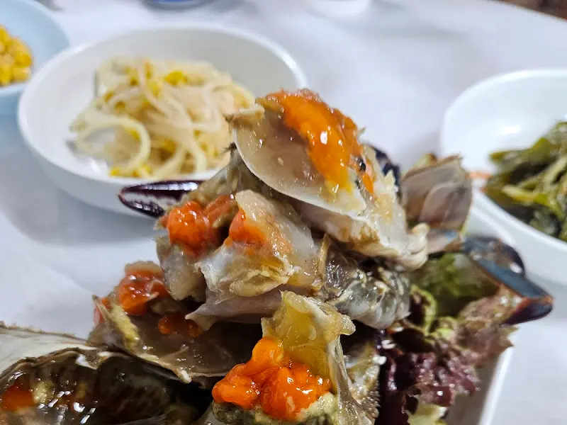 간장게장 속이 꽉 찬 모습. 주황색 알과 게살이 먹음직스럽다.