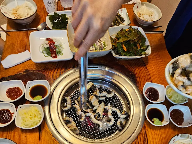 숯불 위에서 구워지는 갯벌장어