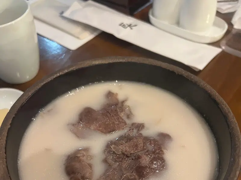 뽀얀 국물에 담긴 부드러운 고기