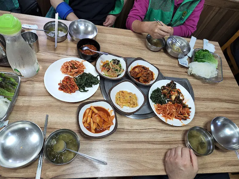 푸짐하게 차려진 쌈밥 한 상