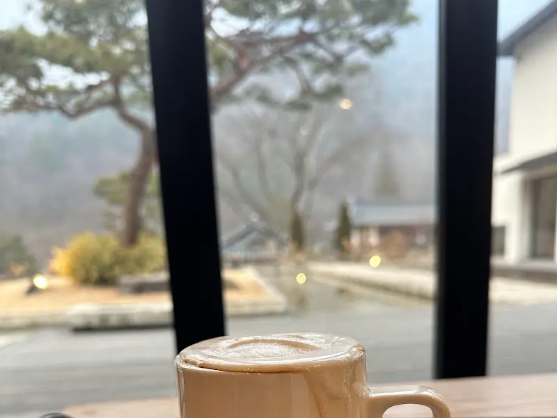창밖 풍경과 커피