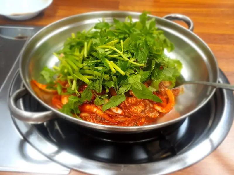 미나리가 듬뿍 올려진 쭈꾸미볶음