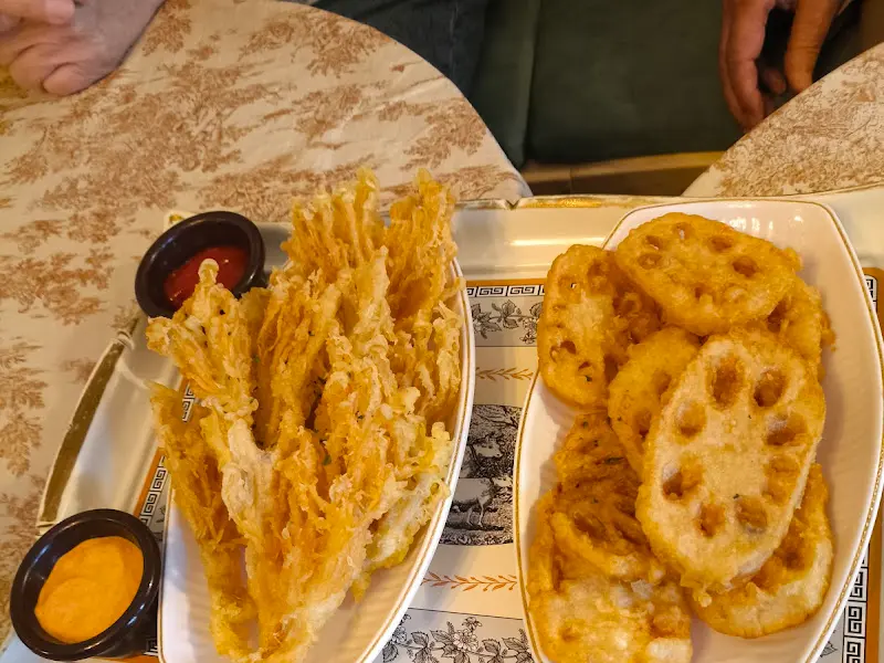 접시에 담긴 연근 튀김과 감자 튀김