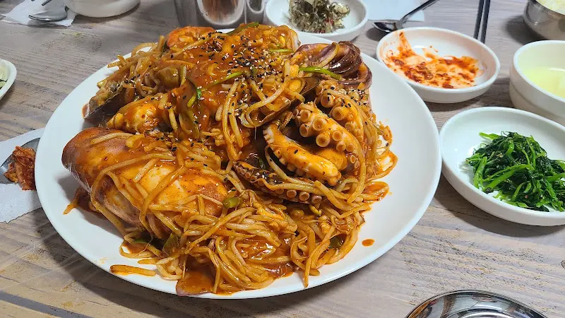 푸짐하게 담긴 아구찜