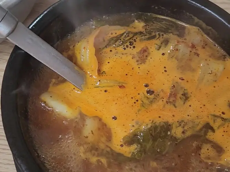 감자탕 국물 떠먹는 사진