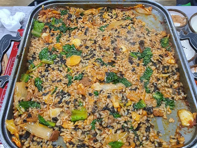 윤기가 흐르는 볶음밥