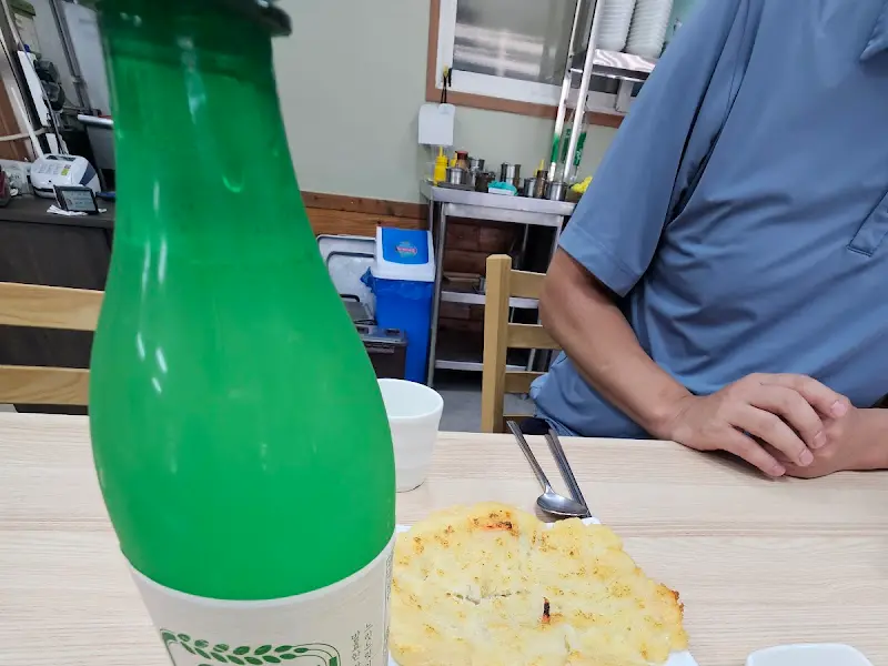 테이블 위에 놓인 감자전