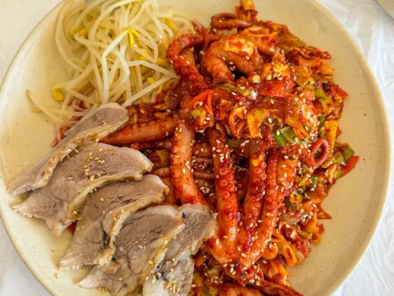 낙지볶음과 보쌈의 환상적인 조합