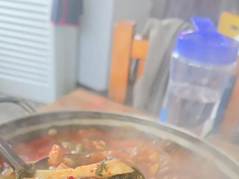 국자로 돼지찌개를 뜨는 모습