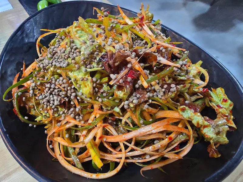 푸짐하게 담긴 샐러드